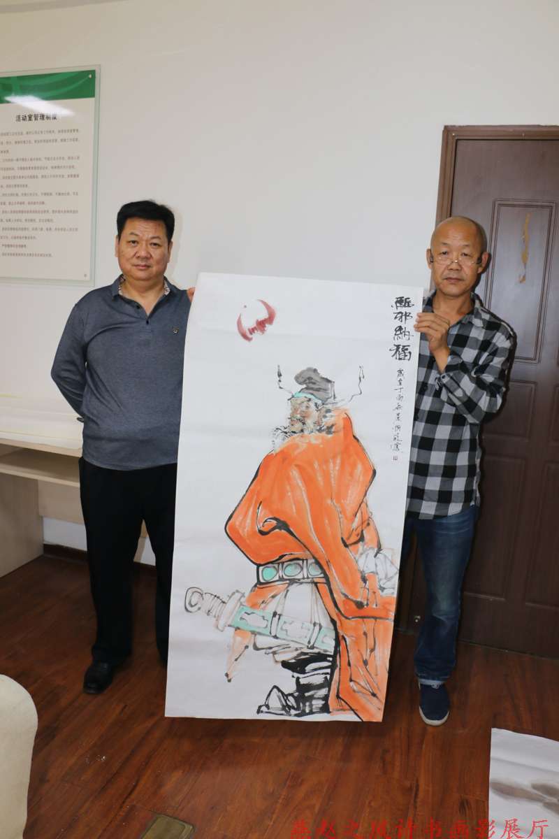 北京职业画家康永君,魏炳欣等在展厅交流创作